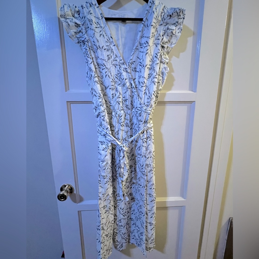 Long v neck, B&W belted dress with pockets for spring/summer. XL 100% cotton